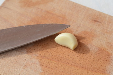 Knoblauchl auf Schneidbrett