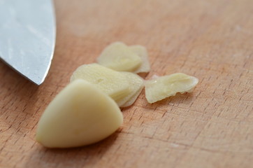 Knoblauchl auf Schneidbrett