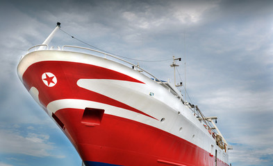 Prua di una nave con una stella rossa in punta