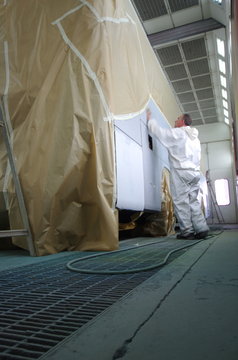autocar en cabine de peinture