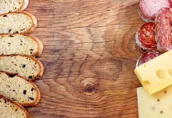 Cornice di salumi,pane e formaggi