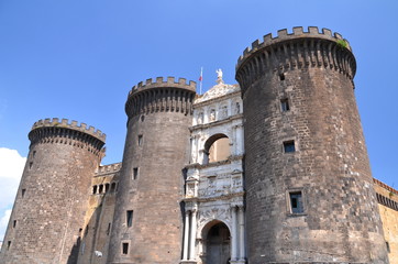 Fototapeta na wymiar Majestatyczny zamek Nuovo w Neapolu, Włochy