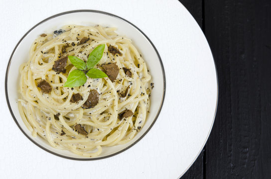 Spaghetti with fresh black truffle