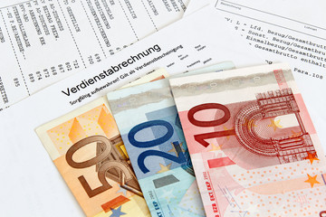 Gehaltsabrechnung mit Geldscheinen