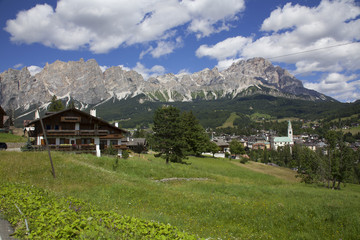 Fototapeta na wymiar Cortina Ampezzo mit Dolomiten