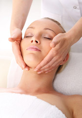 Atrakcyjna blondynka w salonie spa na masażu relaksacyjnym - obrazy, fototapety, plakaty