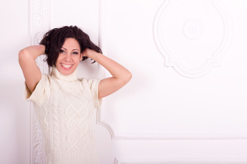 Fototapeta premium girl near a white wall