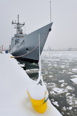 Morze, okręt wojenny w zimowym porcie - obrazy, fototapety, plakaty