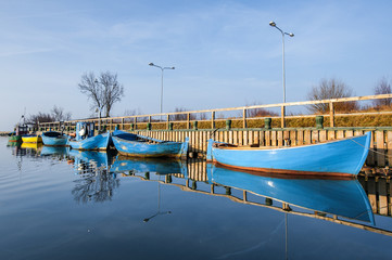 Morze, łodzie rybackie w małym porcie © janmiko