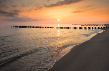 Morze,  plaża o wschodzie słońca
