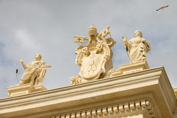 Obraz premium Coat of arms and statues in the Vatican. Rome, Italy