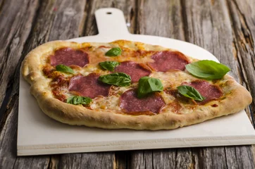 Abwaschbare Fototapete Pizzeria Steinofenpizza Salami
