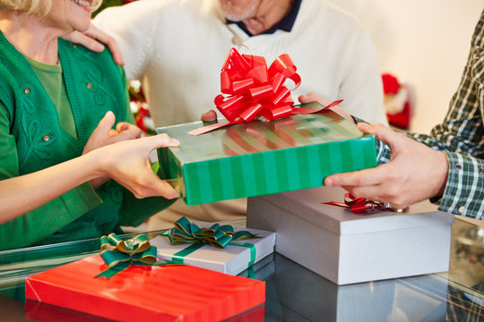 H&auml;nde geben Geschenke zu Weihnachten