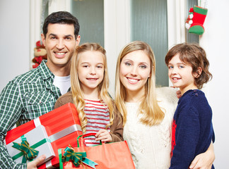 Familie mit Geschenken an Weihnachten