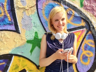 Mädchen mit Smartphone im Social Network