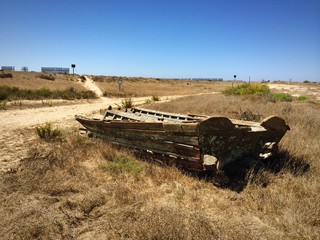 Fischerboot zerf&auml;llt hinter Sandd&uuml;ne am Atlantik