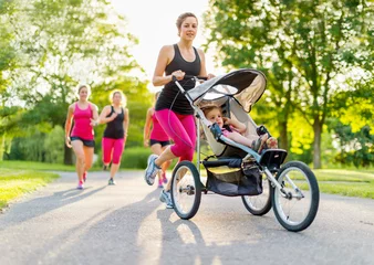 Foto auf Acrylglas Joggen Aktive Mutter joggt im Park mit Kinderwagen