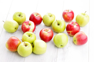 green and red apples