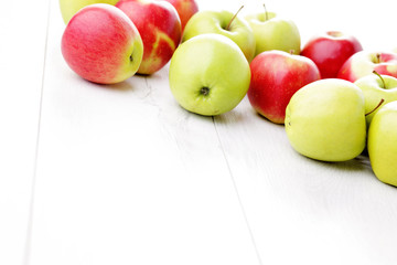 green and red apples