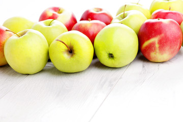 green and red apples