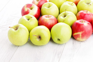 green and red apples