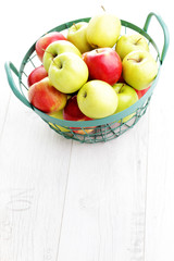 green and red apples