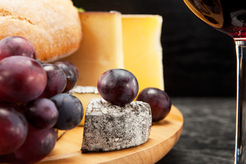 Rotwein mit Käseplatte  Weintrauben und Brot