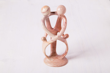 Scultura di una famiglia che si abbraccia