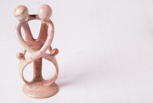Scultura di una famiglia che si abbraccia