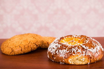 coconut vanilla bun and oatmeal cookies