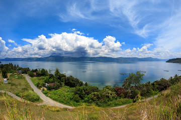 Fototapeta na wymiar Amazing landscape view to the tranquil lake in tropics with moun
