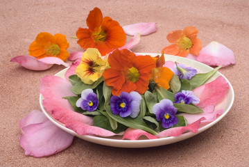 Obraz na płótnie Canvas salad flowers