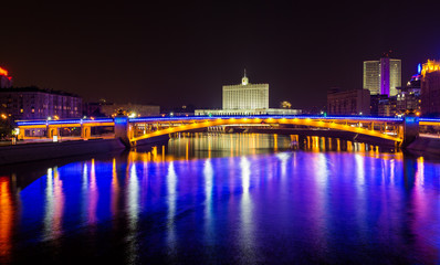 Fototapeta na wymiar View of Smolensky metrobridge and White House in Moscow