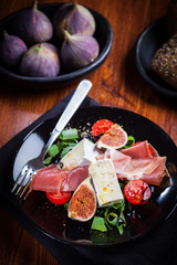 Salad with fresh figs and prosciutto