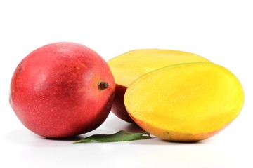 Mangos isoliert auf weißem Hintergrund