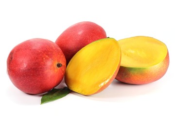 Mangos isoliert auf weißem Hintergrund