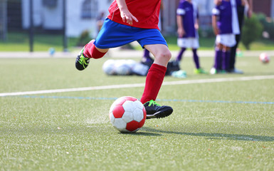 Jugendfussballer mit rotem Trikot