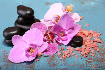 Obraz na płótnie Canvas Pink tropical orchid flowers and spa stones