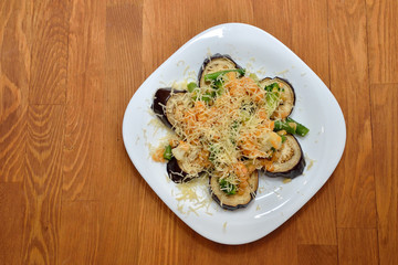 Теплый салат из баклажанов с чечевицей