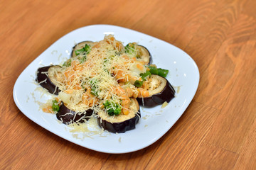 Теплый салат из баклажанов с чечевицей