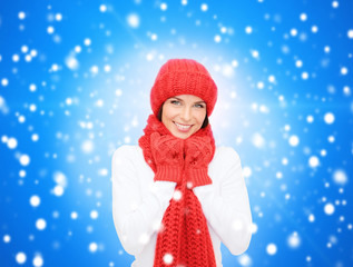 Fototapeta na wymiar smiling young woman in winter clothes