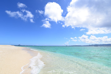 Obraz premium 南国沖縄の綺麗な珊瑚の海と夏空