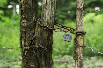rusty chain, lock 