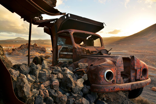 coche abandonado en el desierto al atardecer