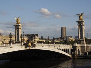 Fototapeta na wymiar Puente de Alejandro III en París