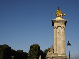 Fototapeta premium Puente de Alejandro III en París