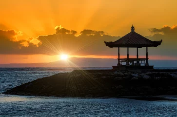 Tuinposter zonsondergang op het strand van Bali © NJ