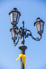 Fototapeta na wymiar three-light streetlight against a clear blue sky.