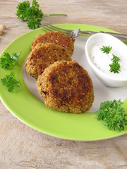 Falafel Bratlinge mit Kräuterjoghurt