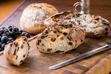 Pane con l’uva sul tagliere di legno